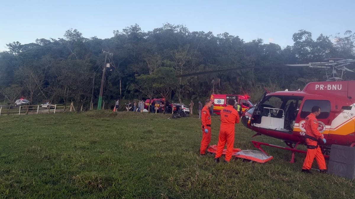 Motociclista sofre traumatismo craniano grave ao bater em cerca em Camboriú