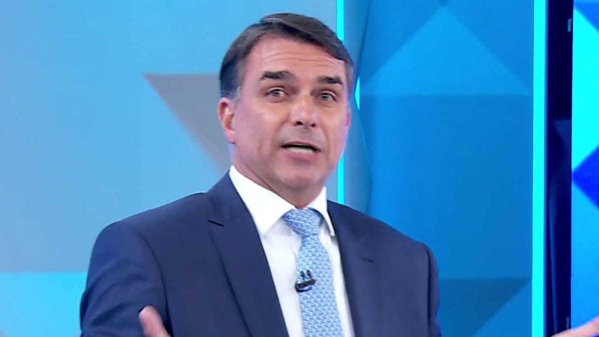 “A sua vida é um laranjal”: Flávio cita sítio de Atibaia e triplex e pergunta por que Lula não põe nada no nome