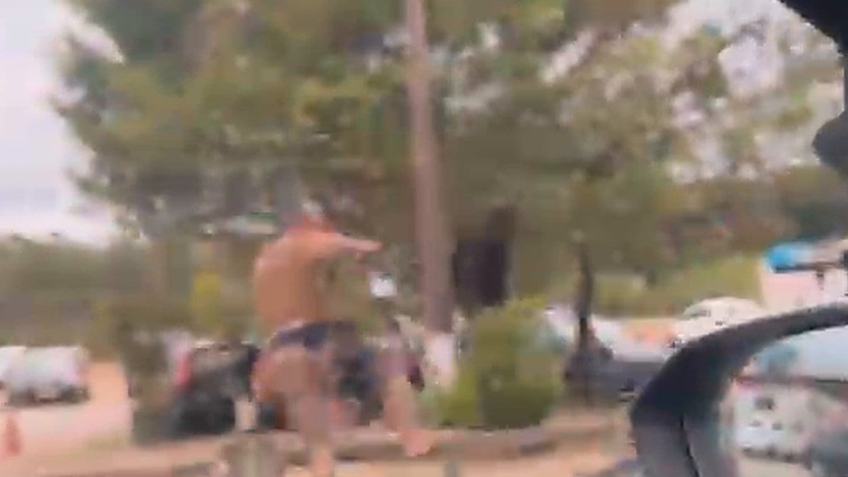 Adolescente com mandado troca tiros com a PM e se joga no mangue na Costeira, em Florianópolis