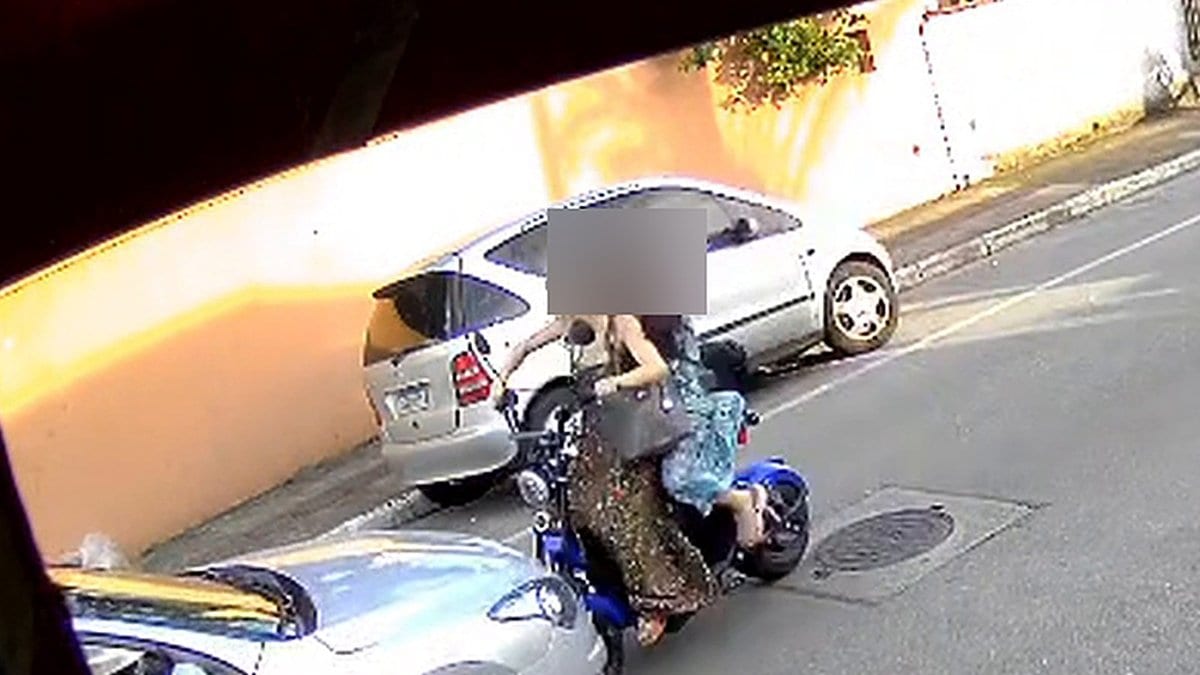 Na contramão e sem capacete, adolescentes em autopropelido batem em carro em Balneário Camboriú
