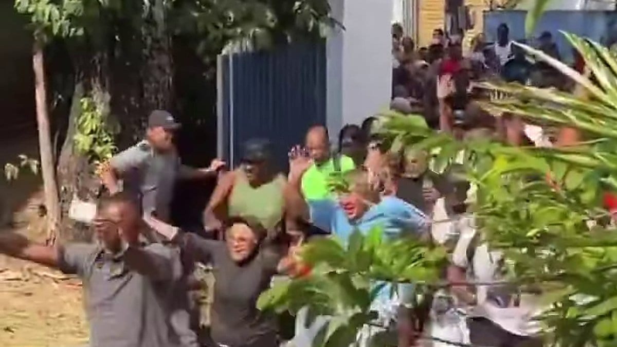 Aos gritos de “Lula”, eleitores correm e invadem o maior local de votação da Bahia após a abertura dos portões