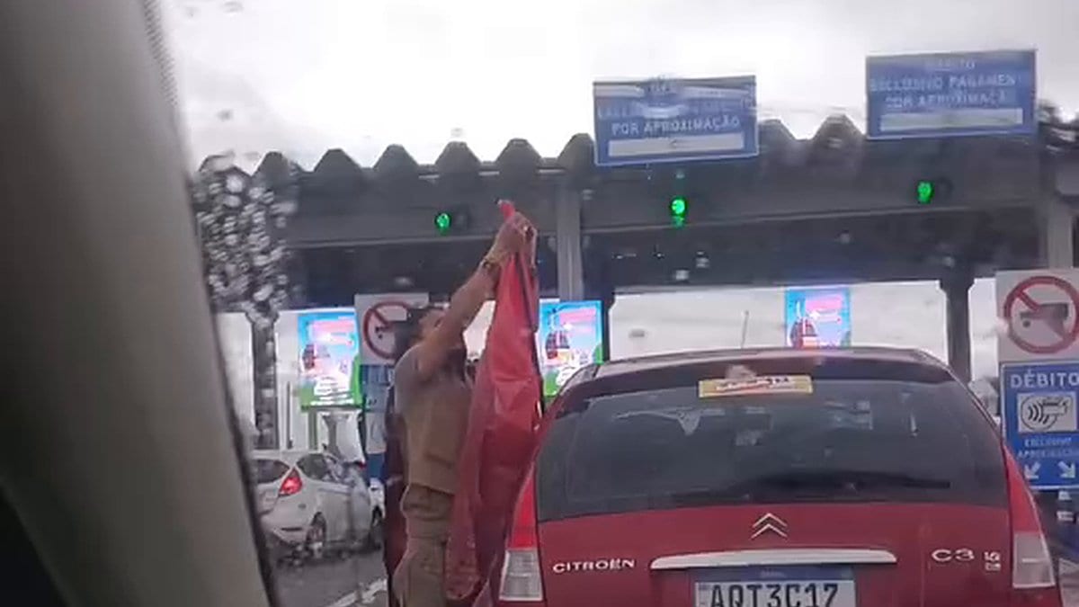Apoiador de Lula para pedágio em SC para arrumar bandeira e motoristas ficam furiosos