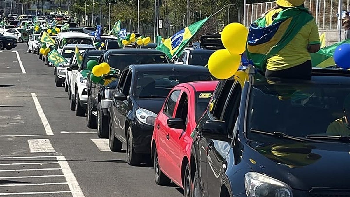 Com bandeiras do Brasil e balões, apoiadores de Flávio Bolsonaro fazem carreata pelas avenidas de Criciúma