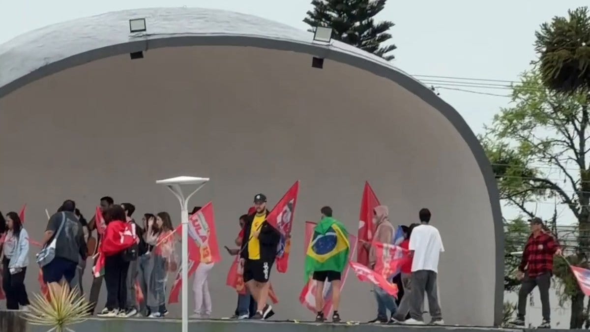 Apoiadores de Lula vão às ruas de Tijucas em bandeiraço pela reeleição do petista
