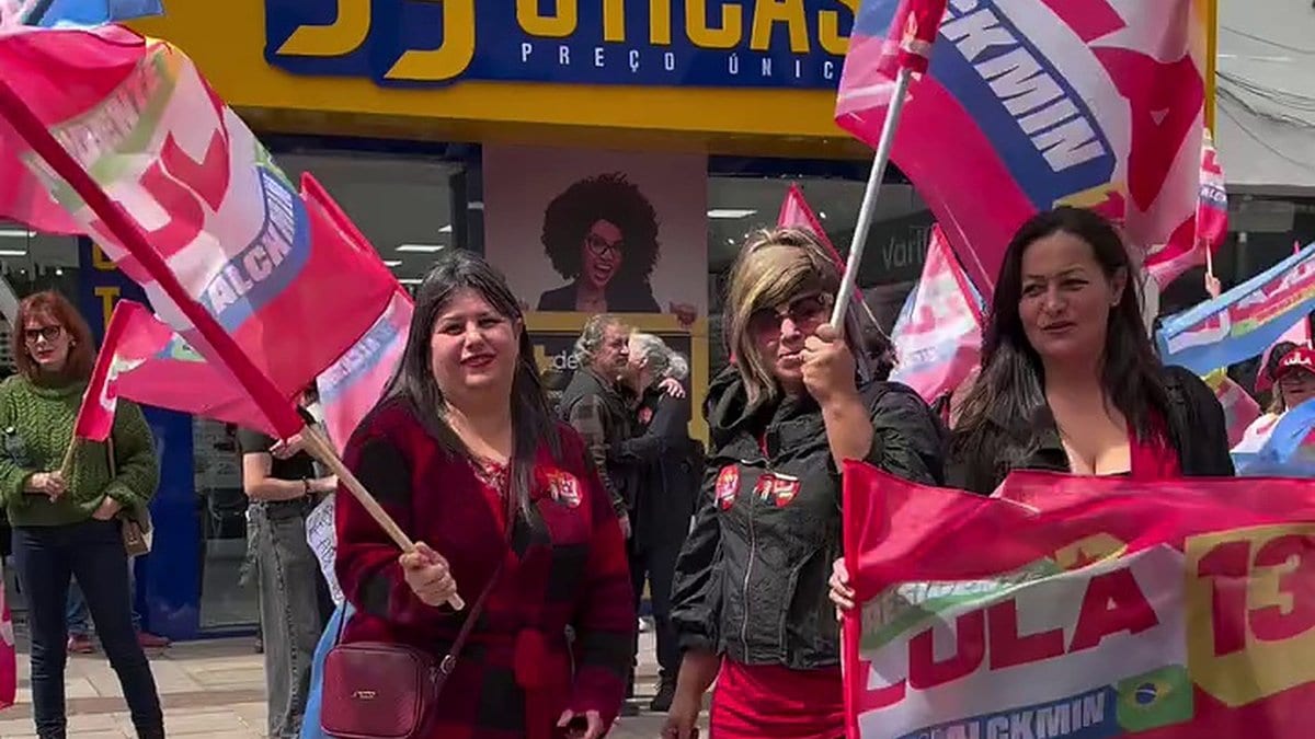 Apoiadores de Lula montam “banquinha” e saem às ruas cantando na cidade onde Flávio fez 65% em SC