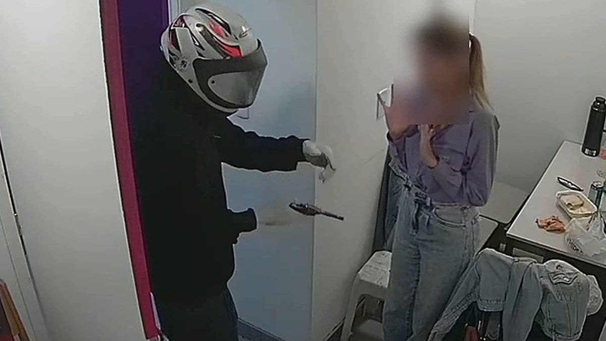 “Arma na cabeça”: PMSC caça criminosos que assaltaram loja de celulares em Florianópolis