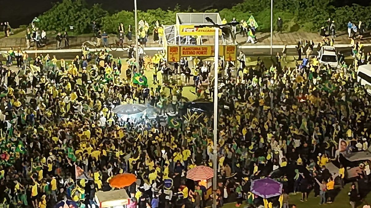 Ato pró-Flávio Bolsonaro reúne grande público na Beira-Mar Continental a 3 dias do 2º turno em Florianópolis