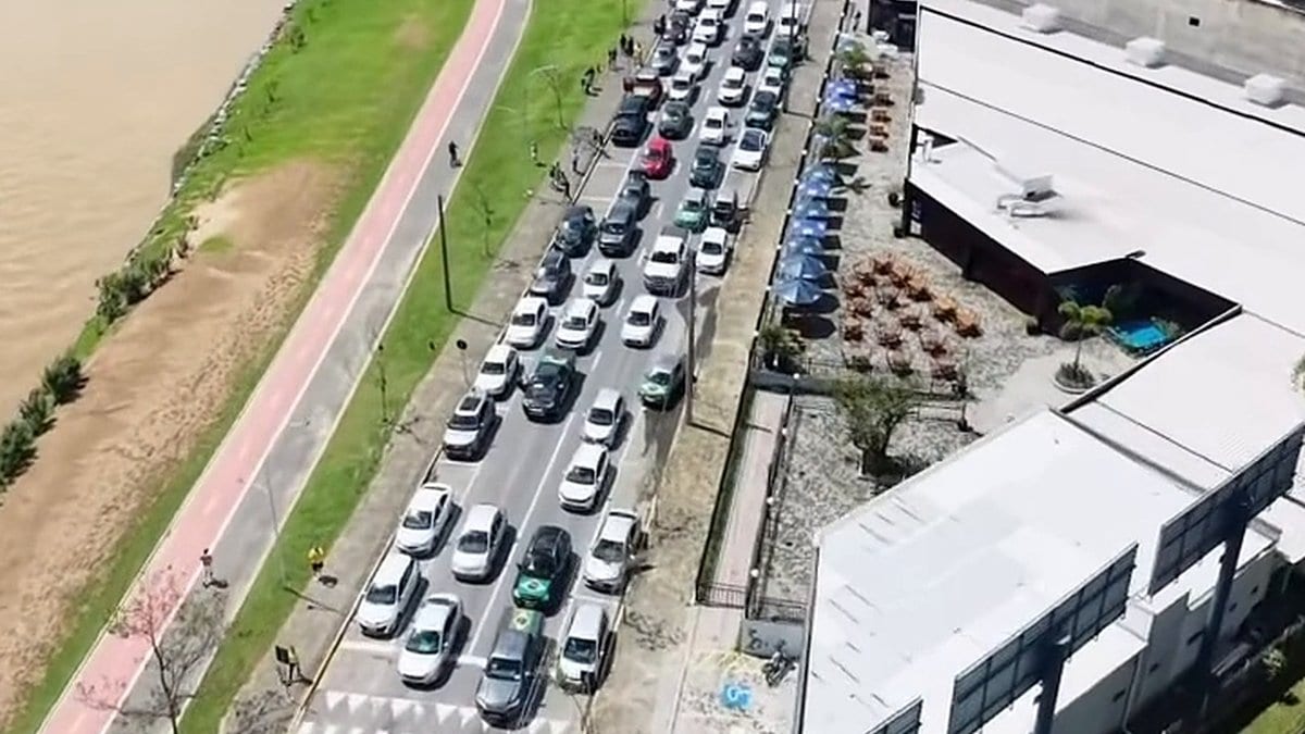 Organização comemora recorde em ato por Flávio em Jaraguá do Sul, com mais de 2 mil veículos nas ruas