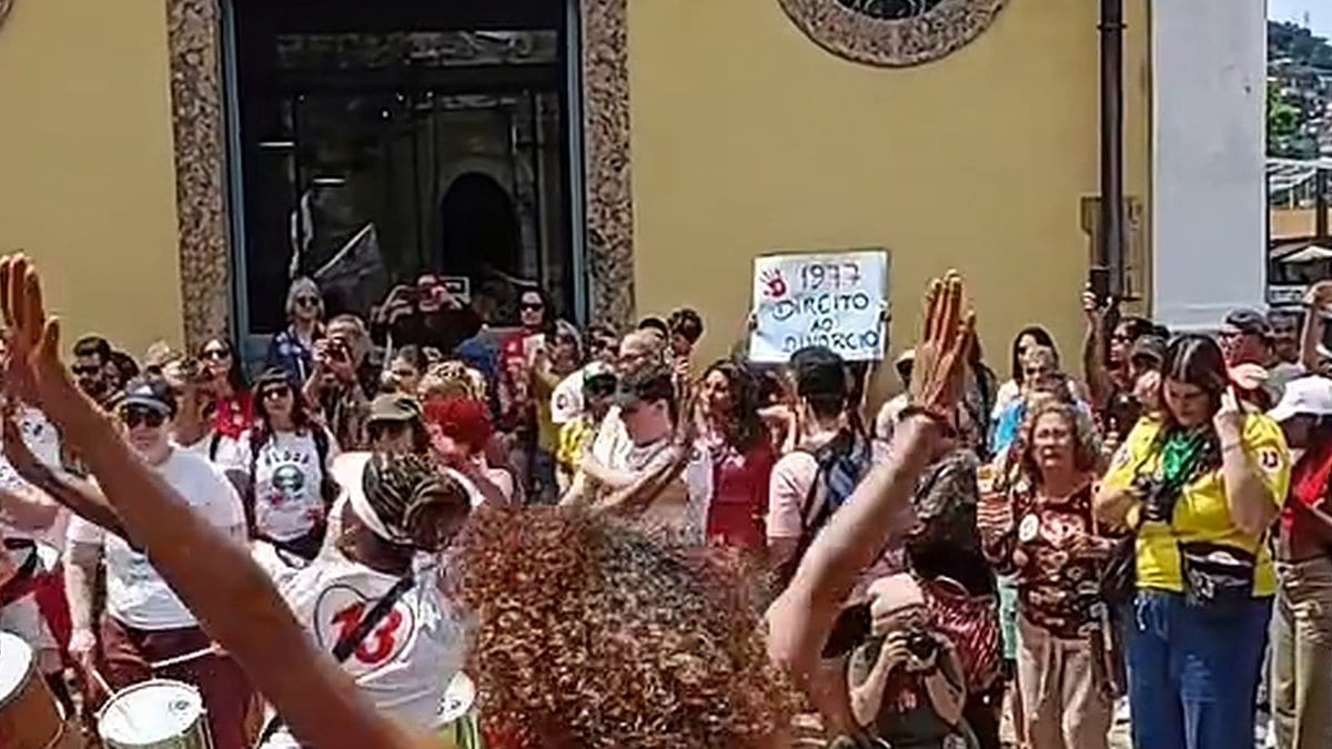 Enquanto motociata por Flávio toma Florianópolis, militantes do PT fazem ato com batucada no Centro