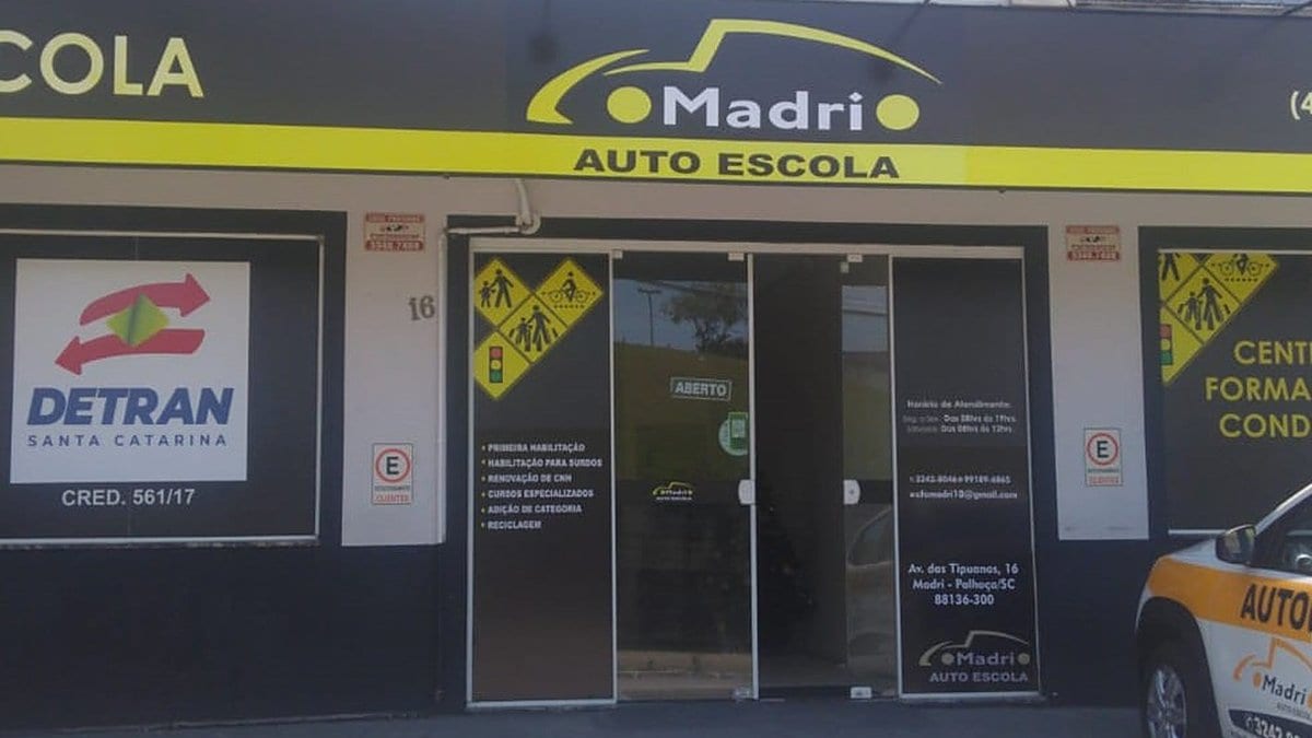 Família paga R$ 2.524, filho faz só uma aula de carro e autoescola fecha de repente em Palhoça