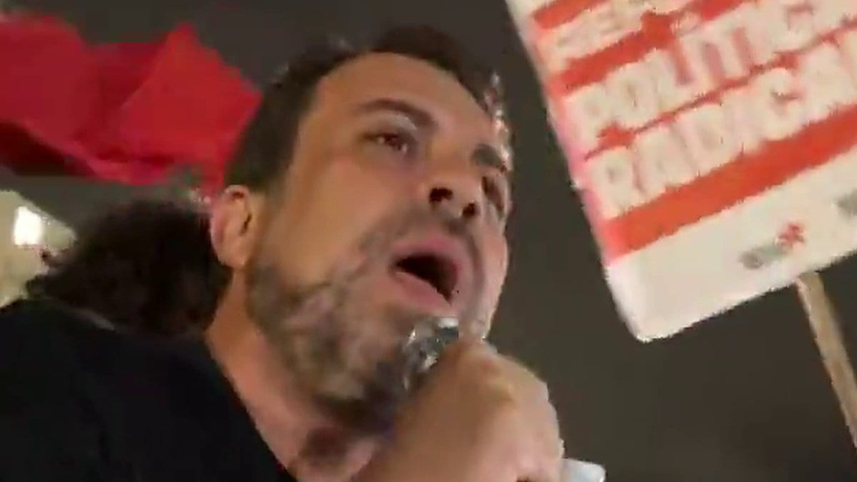 Boulos chama Flávio Bolsonaro de “canalha”, “covarde” e “frouxo” em ato pró-Lula em Florianópolis