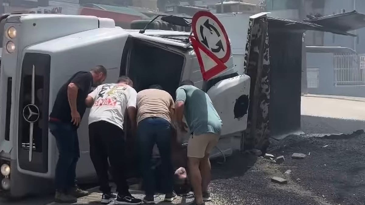 Caçamba carregada perde o freio, capota na descida do Morro de Bombas e espalha a carga em Bombinhas - Foto