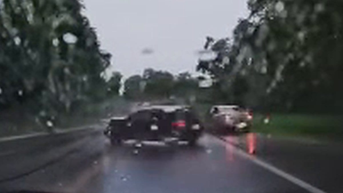 Câmera de carro flagra momento de acidente entre veículos em trecho com chuva forte na BR-282 em SC