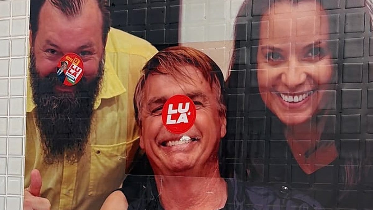 “Vou pegar vocês”: câmera flagra adolescentes colando Lula na cara de Bolsonaro em açougue de BC