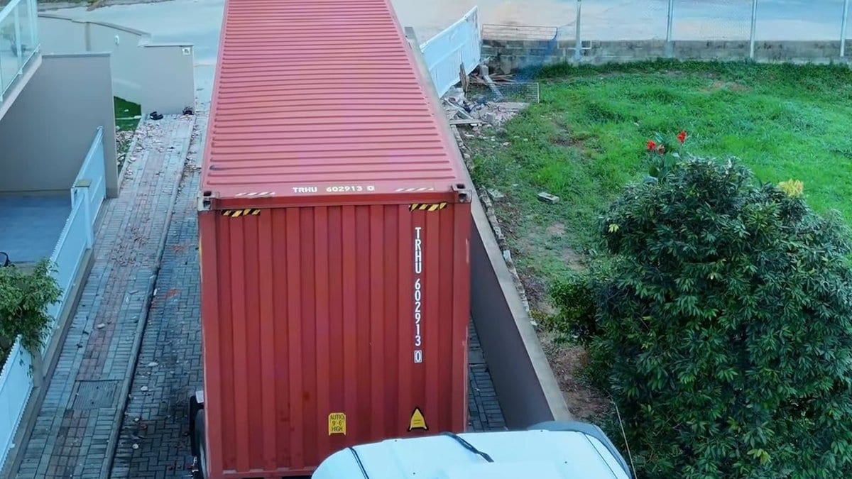 Câmera flagra carreta descendo ladeira sem controle e arrebentando o portão de um residencial em Brusque - Foto