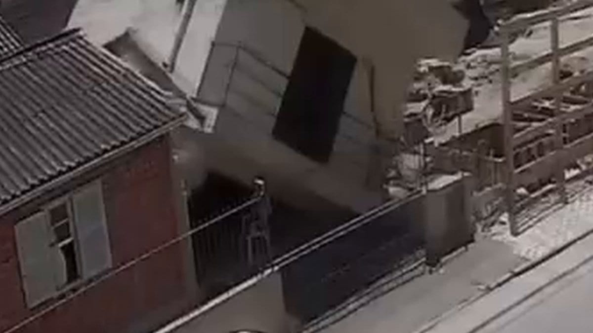 Câmera flagra casa desabando com criança dentro ao lado de obra em Itapema: “Veio tudo abaixo”