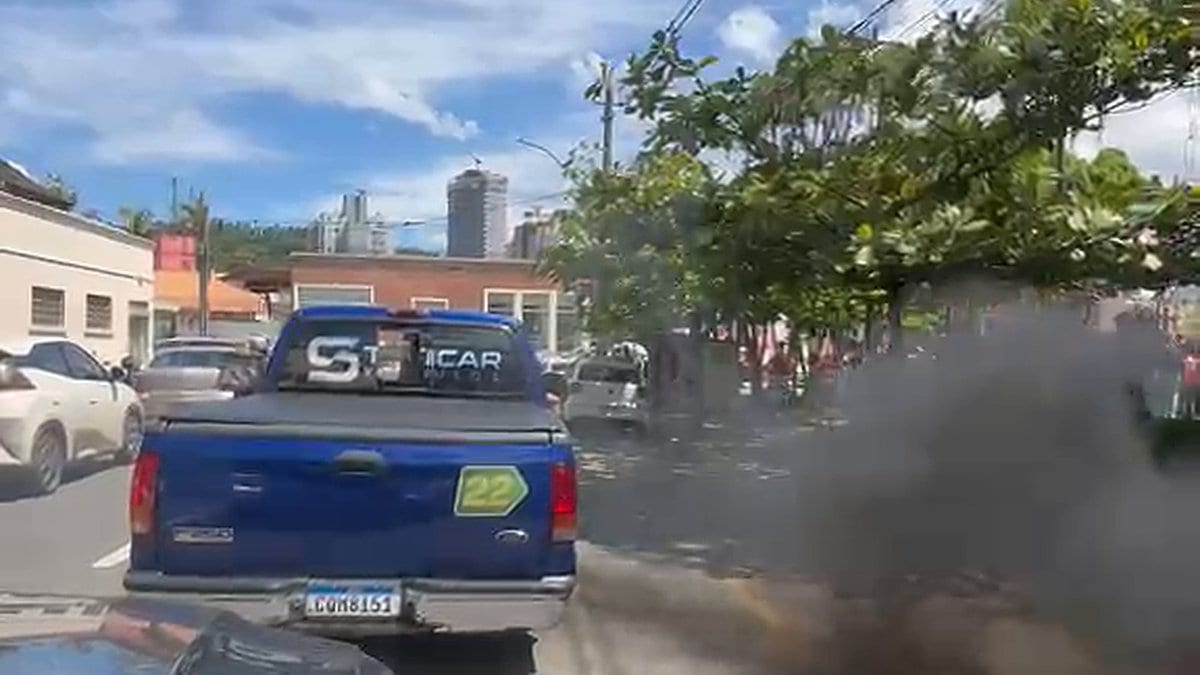 Carreata de Flávio cruza com ato de Lula, picape solta fumaça nos petistas e grupos discutem em Jaraguá do Sul