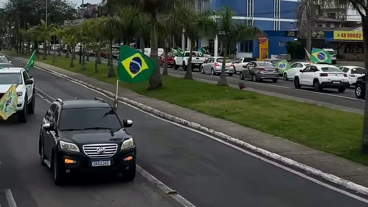 Carreata pró-Flávio Bolsonaro toma os dois sentidos da Avenida Centenário em Criciúma na véspera do 2º turno - Foto