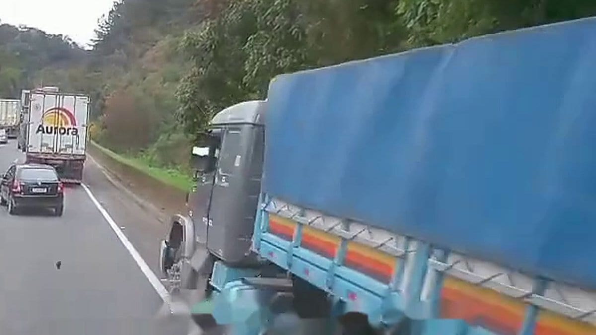 Câmera flagra carreta arrancando retrovisores ao passar no aperto por fila parada em curva na divisa com SC - Foto