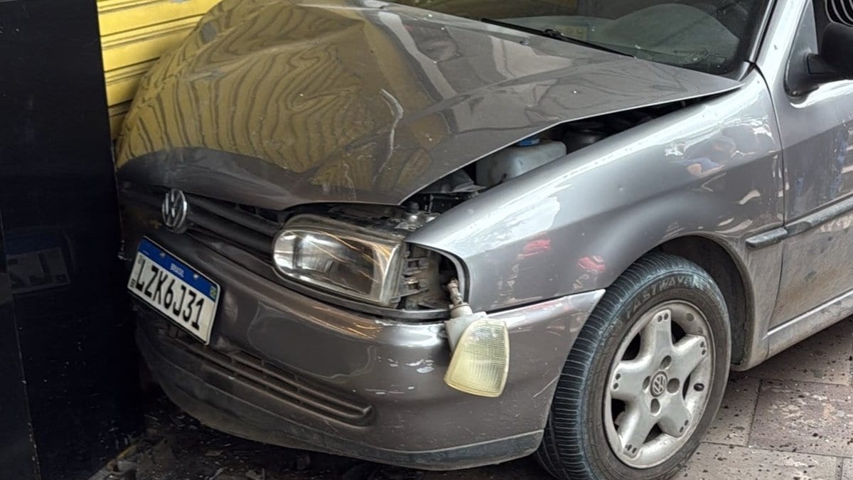 Carro invade calçadão, atropela senhora e câmera flagra o momento em que ela é arremessada em SC