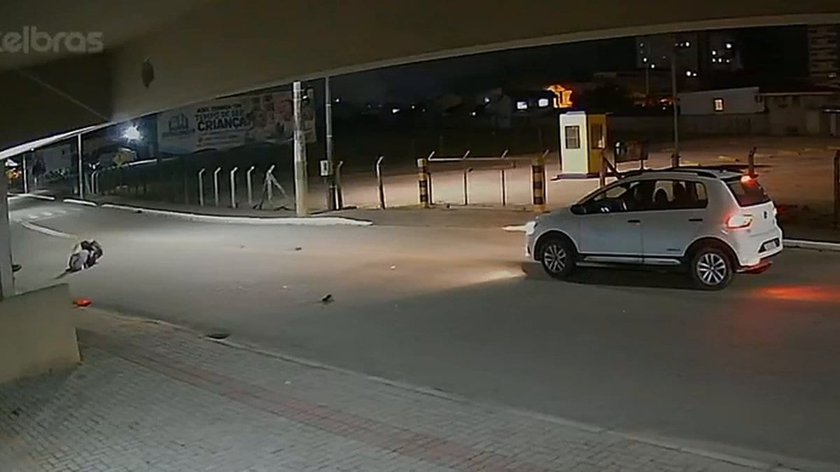 Carro vira à esquerda, moto acerta a lateral e motorista vai embora deixando o motociclista no chão em Brusque