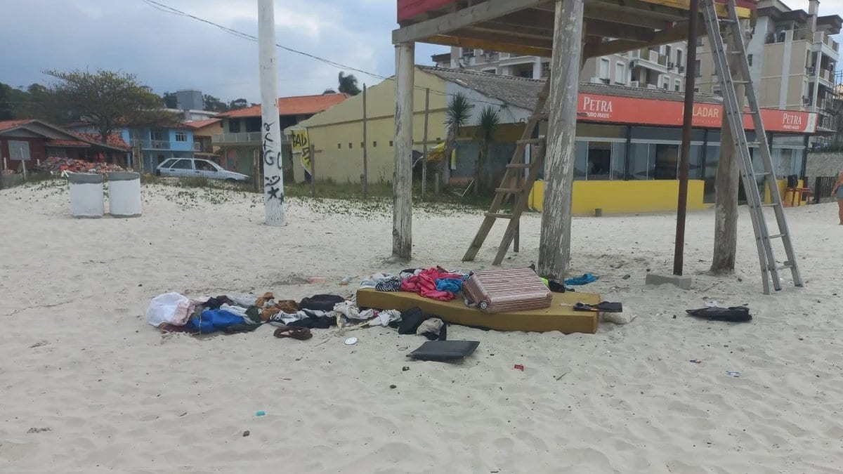 Casal de moradores de rua toma conta de casinha de salva-vidas e é “despejado” em Florianópolis