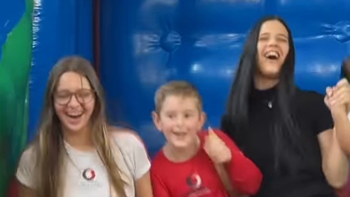 “Vocês aceitam?”: crianças entram na sala dos formandos e levam a turma para brincar no parque em SC