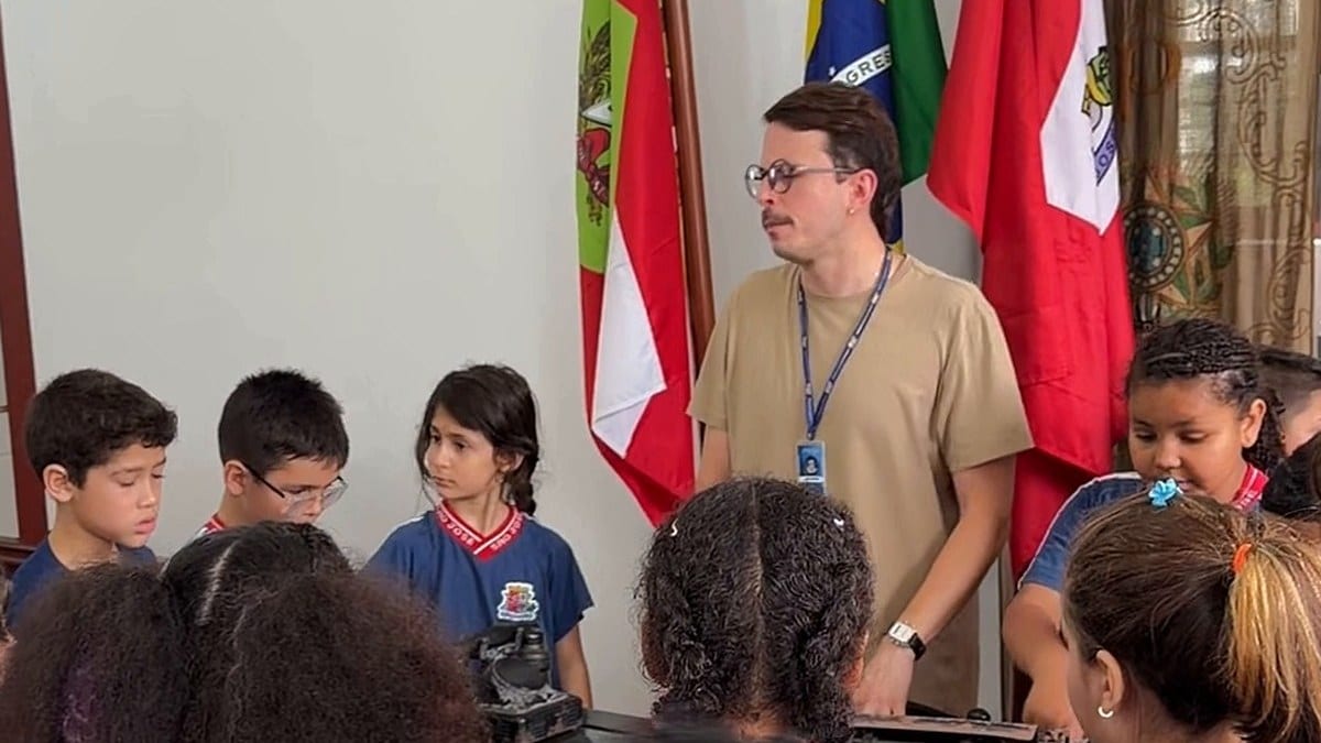 Crianças trocam a sala de aula por uma viagem ao passado e aprendem a história da cidade em museu de SC