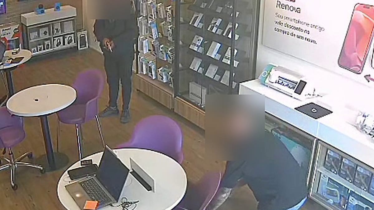 Criminoso armado faz vítima se ajoelhar em assalto à loja da Vivo em Palhoça e foge na garupa de moto