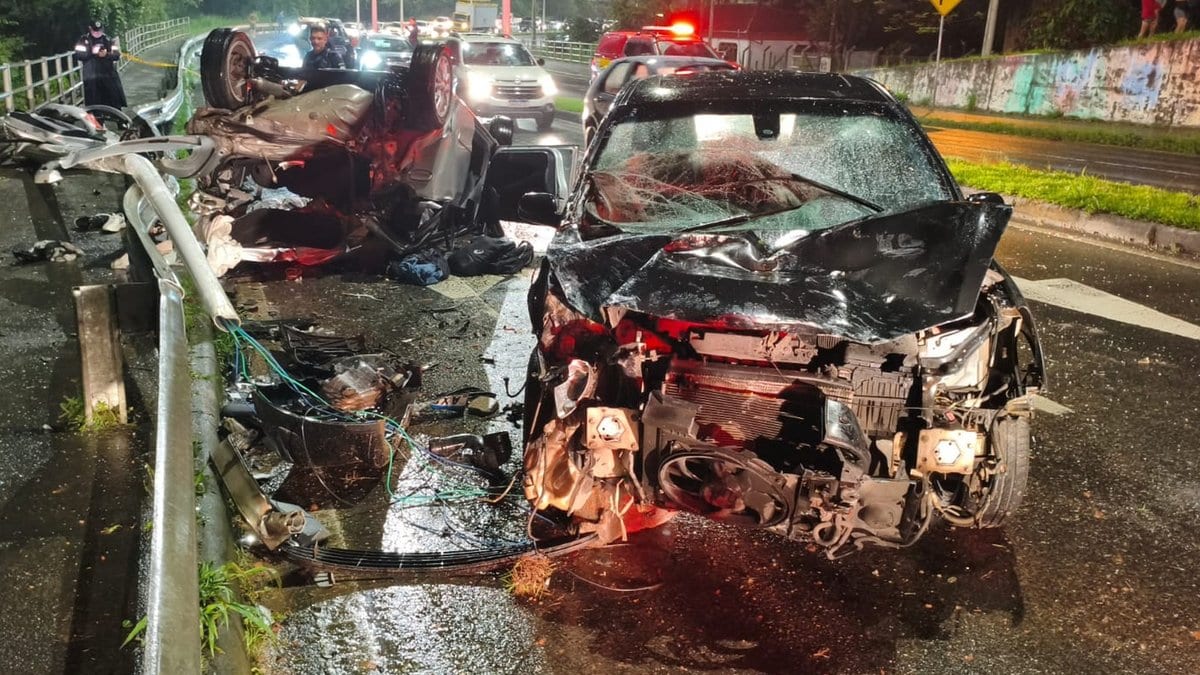 Dois jovens de 18 anos morrem após carro capotar em Blumenau e bombeiro pede: “não liguem para os familiares”