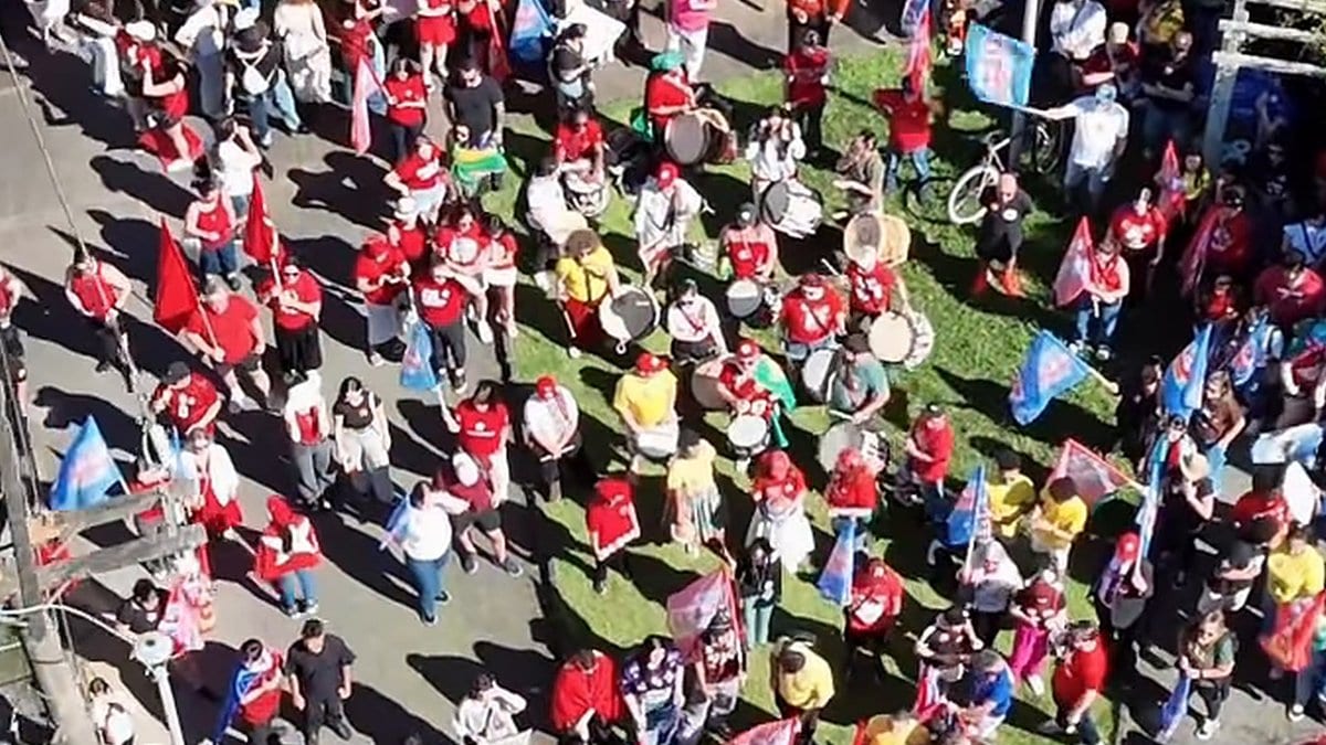 Drone mostra o tamanho do ato pró-Lula realizado em Blumenau a uma semana do segundo turno