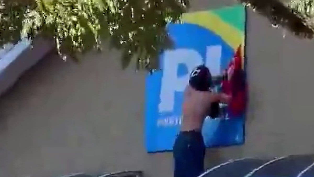Encapuzados escalam a fachada da sede do PL e penduram bande | Saude | QTU Notícias