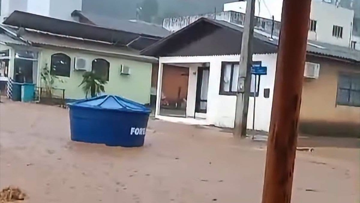 Enxurrada arrasta caixa d”água em cidade de SC e Piter Scheuer alerta para temporais na próxima semana