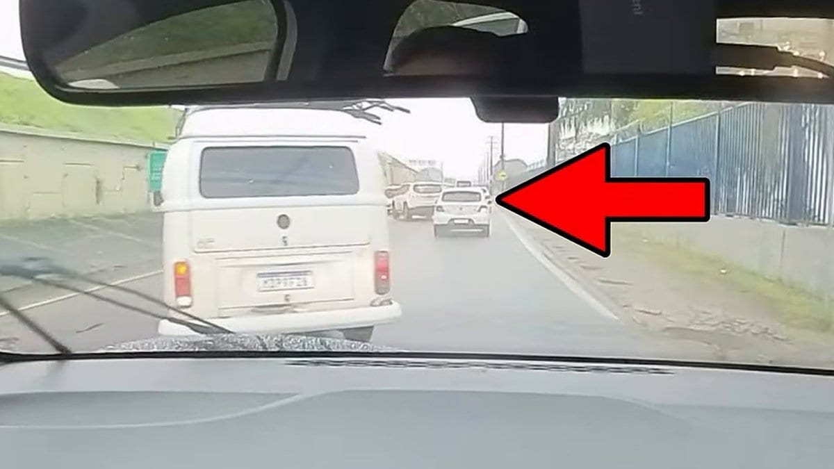 Espertinho fura fila na chuva e motorista desabafa em Palhoça: “veio fingindo que ia passar”