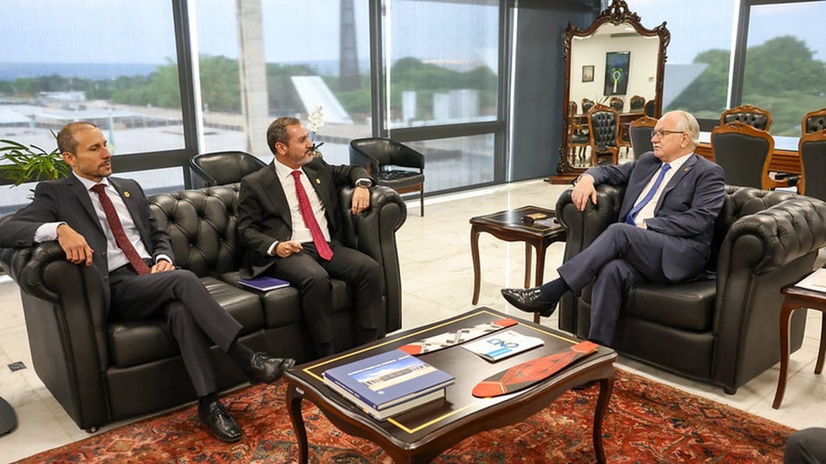 Fachin manda PF entregar todas as menções a ministros achadas nos celulares de Vorcaro, sem exceção