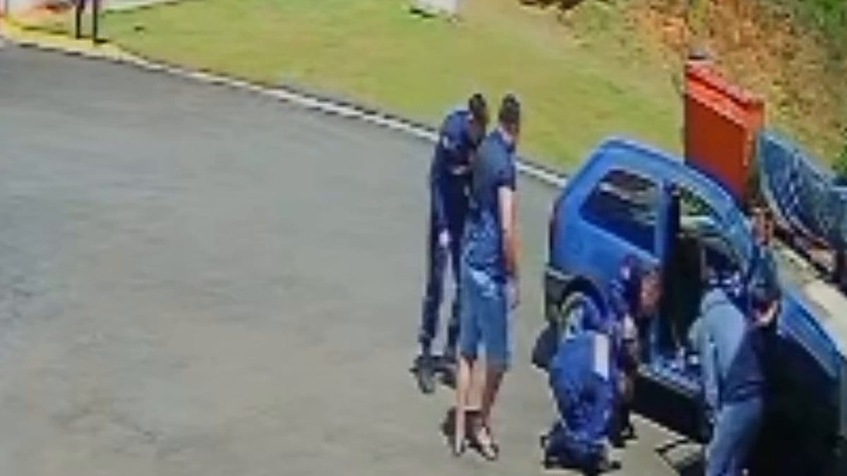 Família leva menina de 2 anos roxa e engasgada com pirulito até o quartel e bombeiros salvam a criança em SC