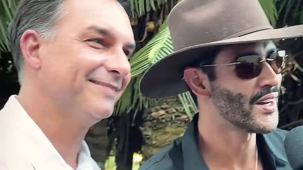Flávio Bolsonaro discursa ao lado de Gusttavo Lima, Zezé Di Camargo e mais de 30 sertanejos em Goiás