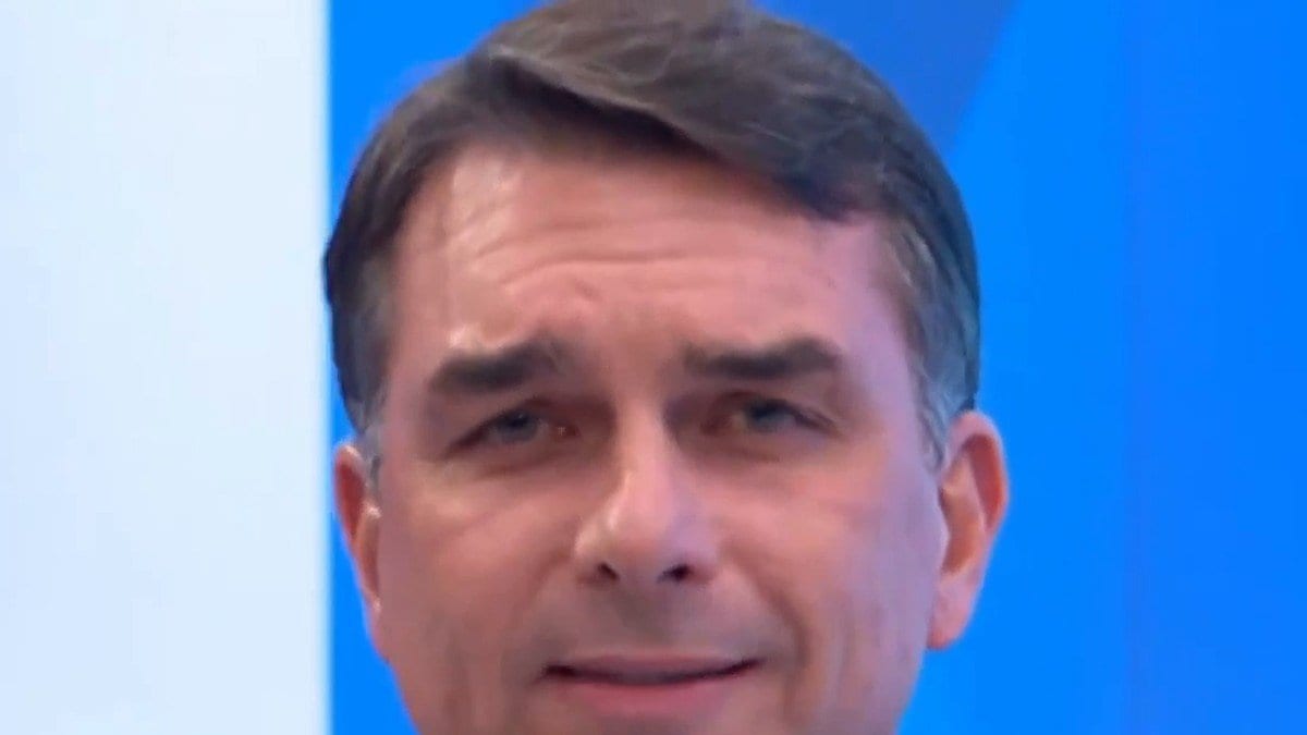 “Consegue mais um votinho pra mim?”: Flávio Bolsonaro rejeita promessas milagrosas e faz pedido aos brasileiros