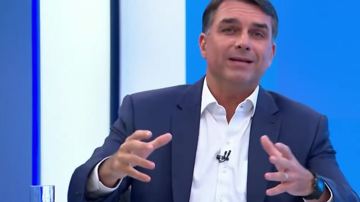 “Meu pai vai ser você”, diz Flávio ao ser perguntado se Jair Bolsonaro terá cargo no seu governo