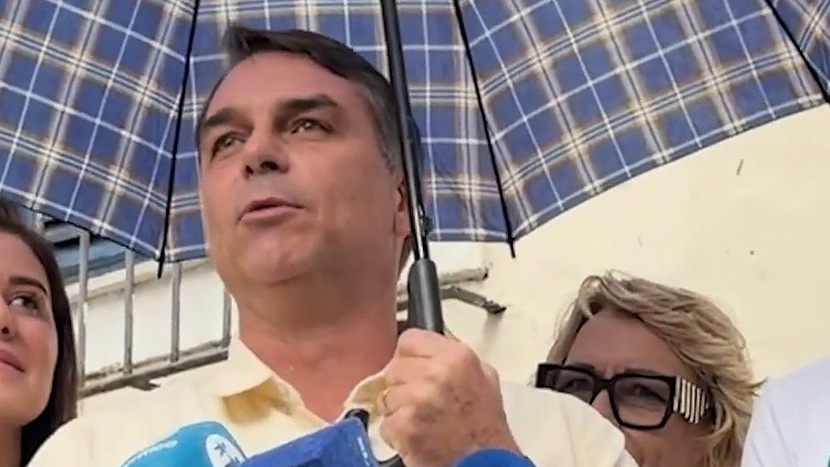 “A esperança virou medo”: Flávio Bolsonaro vota no Rio e diz que chegou a hora da mudança de verdade - Foto