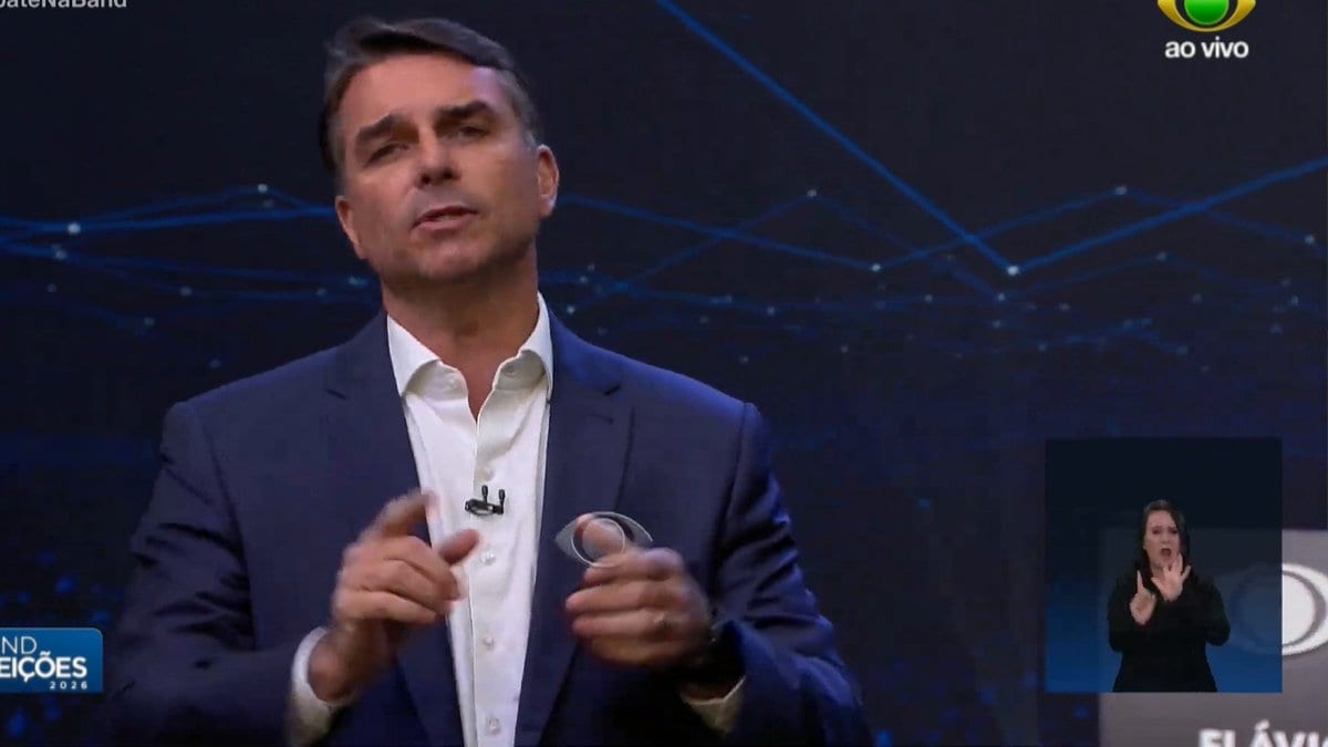 Flávio Bolsonaro encerra debate prometendo colocar “você no centro do governo” e “dinheiro no seu bolso”