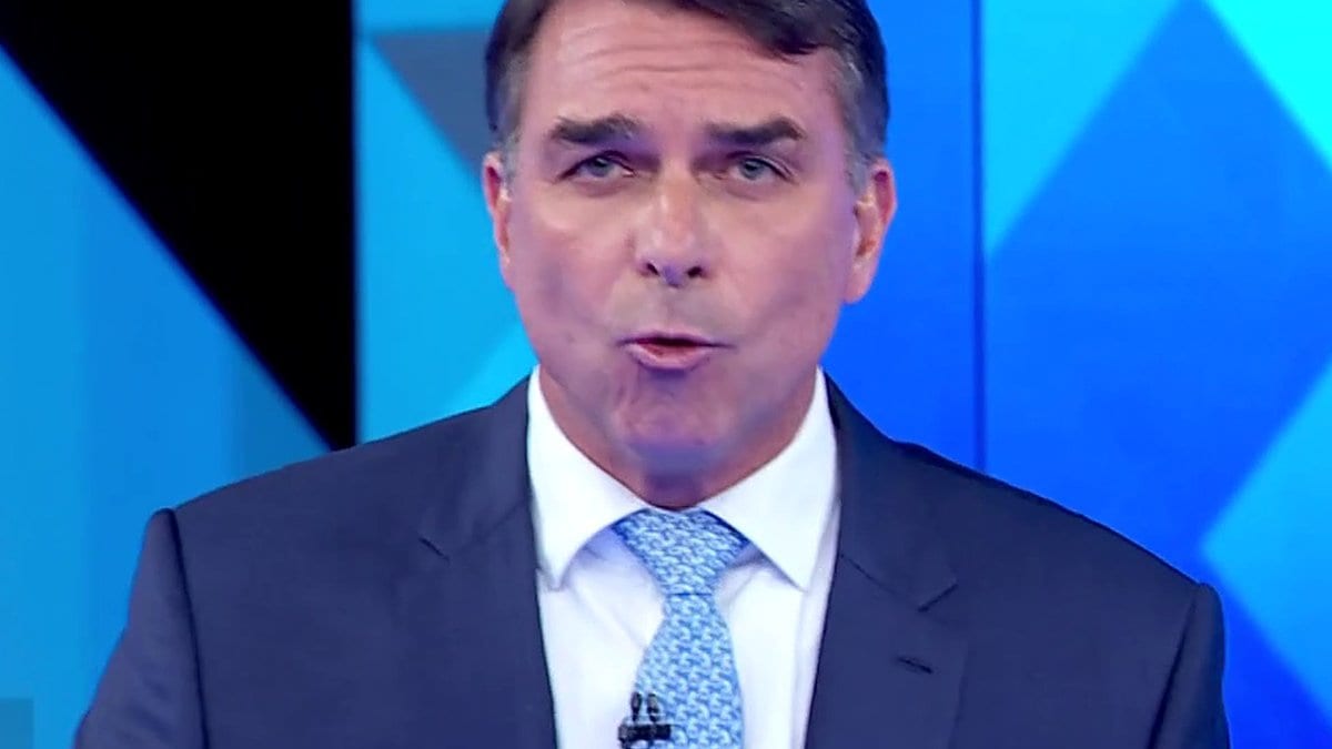 “Mora num palácio de luxo”: Flávio pergunta se Lula não tem vergonha de deixar o país quebrado
