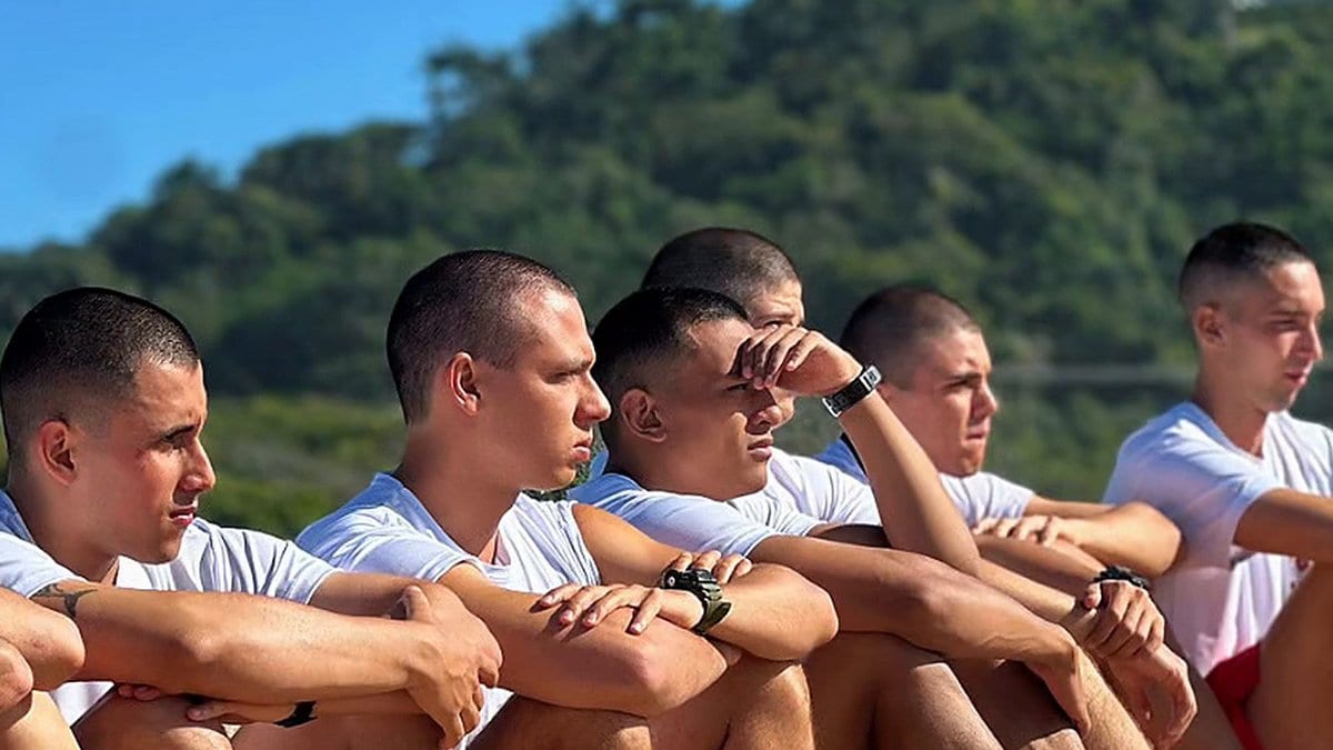 Futuros guarda-vidas encaram saltos na piscina e aula na areia na 1ª semana de curso em Florianópolis