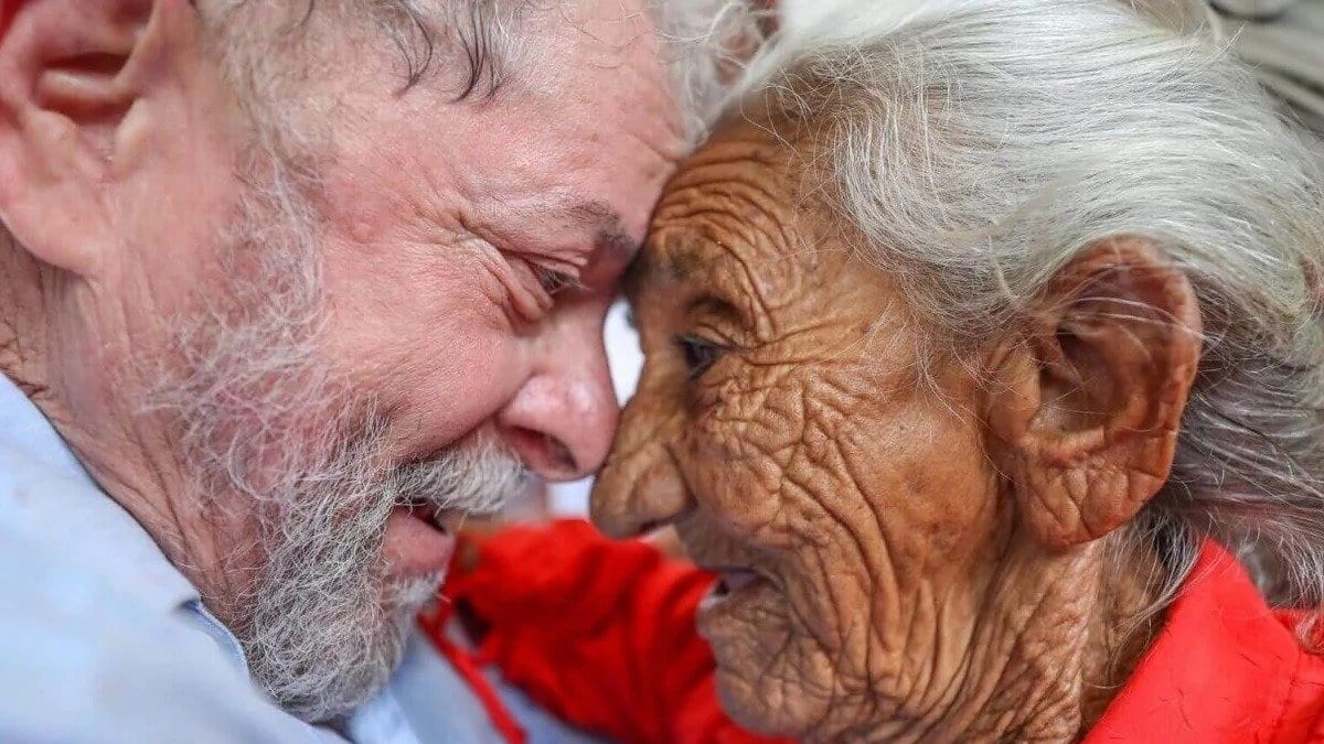 Às vésperas do 2º turno, governo Lula manda zap a idosos dizendo que votar vale como prova de vida do INSS - Foto