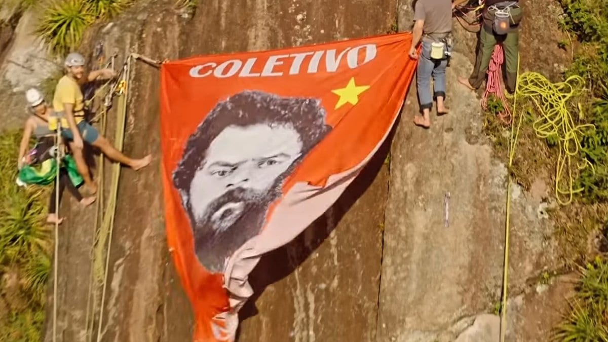 Grupo se arrisca para estender bandeira com rosto de Lula em morro turístico de Florianópolis