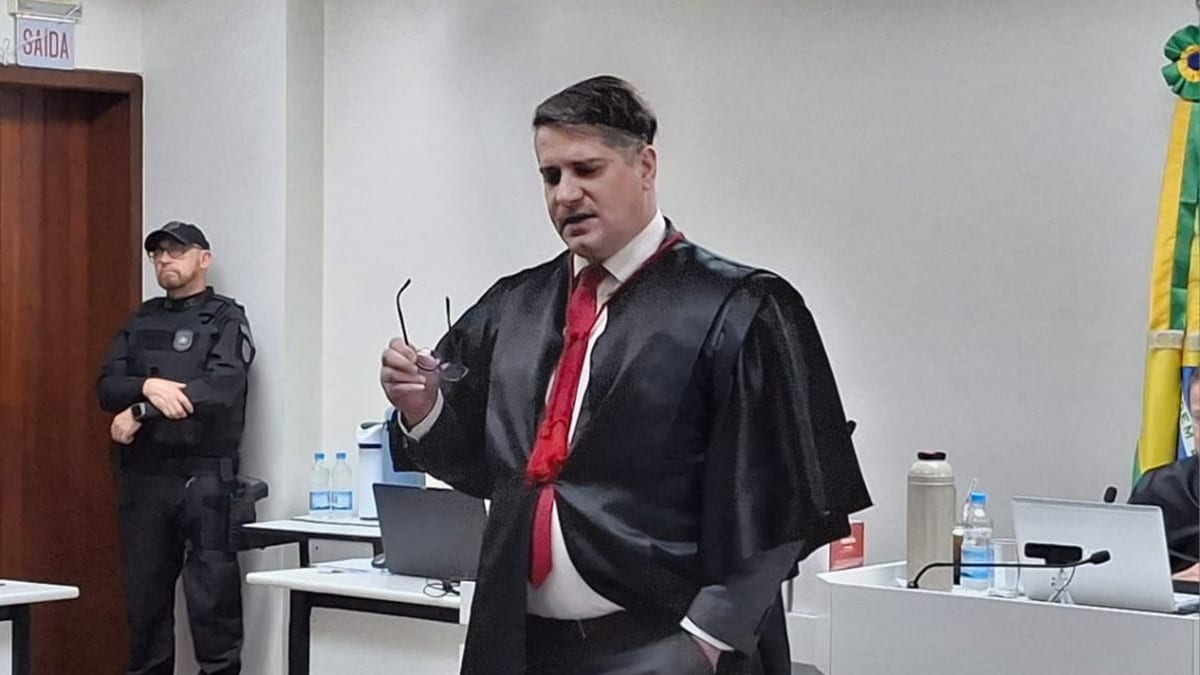 Homem acelera pulverizador de 10 toneladas contra PM após derrubar portão de boate e pega 10 anos em SC