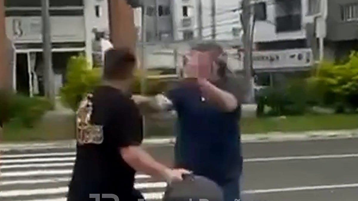 Homem que caiu de cara na calçada em briga em Criciúma conta tudo em áudio: “Bater e apanhar faz parte”