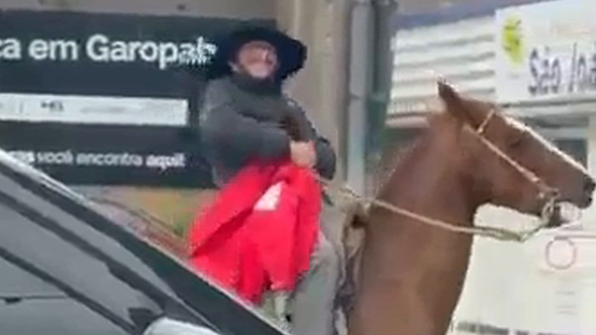 Homem a cavalo pega bandeira do PT, desfila com ela e grita “seu petista sem vergonha” em SC