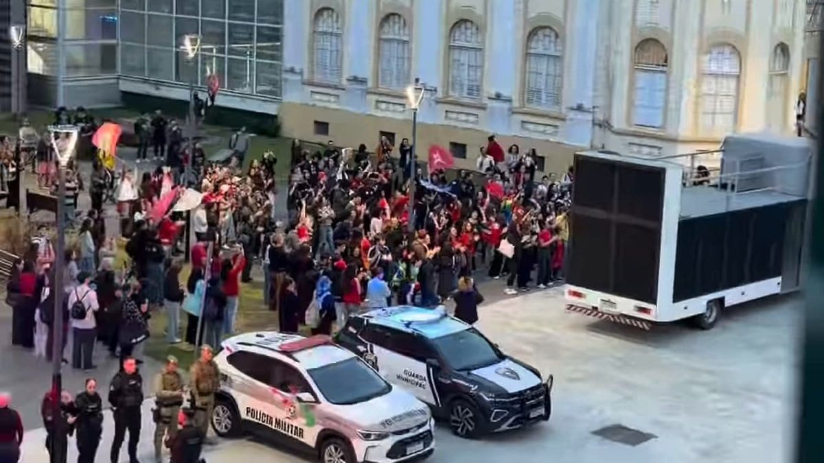 “Hora de virar o voto”: militância faz ato em apoio a Lula no Centro de Itajaí a quatro dias do segundo turno