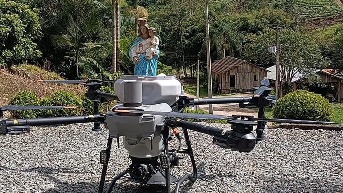Imagem de Nossa Senhora cruza 2 km pelo céu em drone até a frente da igreja no interior de Nova Trento